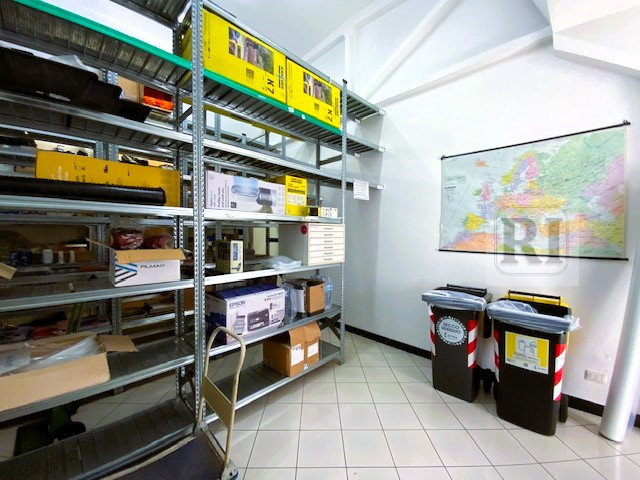 Ufficio-capannone di 170 mq situato nel cuore della zona industriale di Selvazzano Dentro, una po...