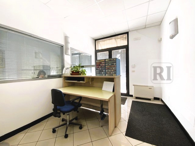 Ufficio-capannone di 170 mq situato nel cuore della zona industriale di Selvazzano Dentro, una po...