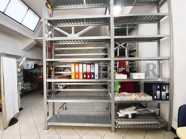 Ufficio-capannone di 170 mq situato nel cuore della zona industriale di Selvazzano Dentro, una po...