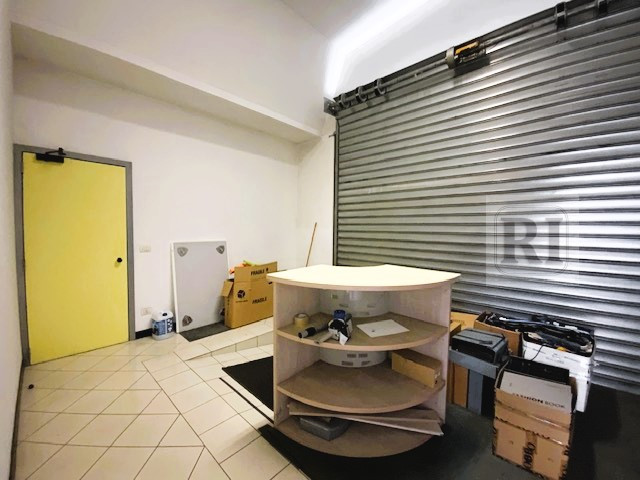 Ufficio-capannone di 170 mq situato nel cuore della zona industriale di Selvazzano Dentro, una po...