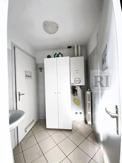 Ufficio-capannone di 170 mq situato nel cuore della zona industriale di Selvazzano Dentro, una po...