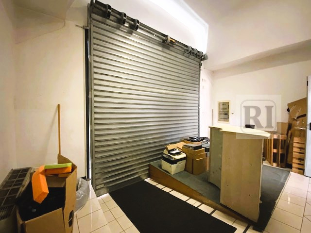 Ufficio-capannone di 170 mq situato nel cuore della zona industriale di Selvazzano Dentro, una po...