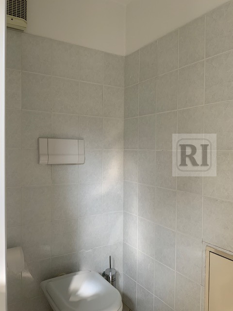 Ufficio-capannone di 170 mq situato nel cuore della zona industriale di Selvazzano Dentro, una po...