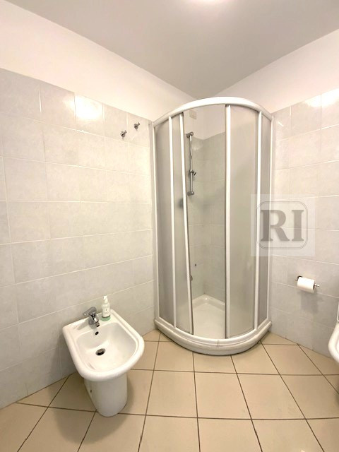 Ufficio-capannone di 170 mq situato nel cuore della zona industriale di Selvazzano Dentro, una po...