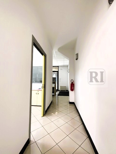 Ufficio-capannone di 170 mq situato nel cuore della zona industriale di Selvazzano Dentro, una po...