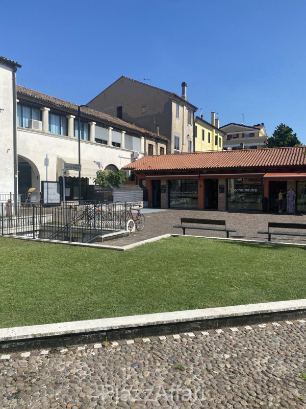 Proponiamo in vendita 2 negozi con sottostante magazzino e posto auto interrati in Centro Storico...