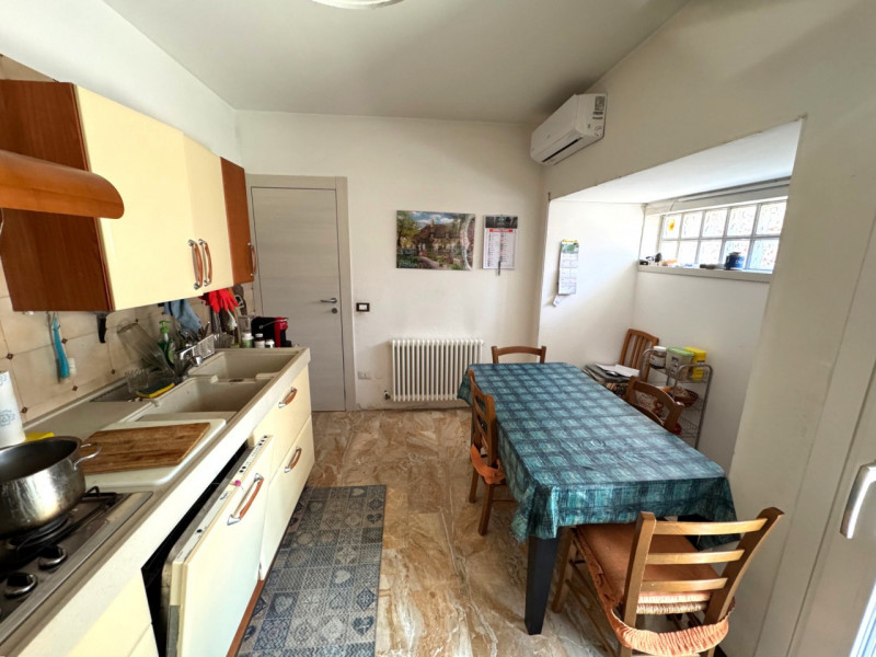 Porzione di trifamiliare di testa situata nel cuore di Limena, una località che offre un perfetto...