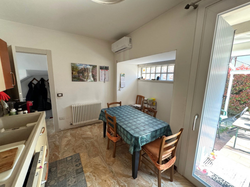 Porzione di trifamiliare di testa situata nel cuore di Limena, una località che offre un perfetto...