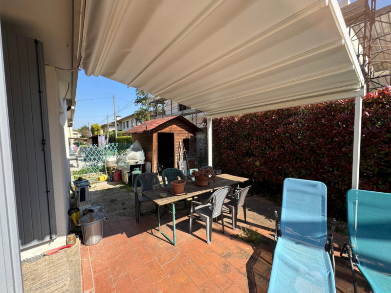 Porzione di trifamiliare di testa situata nel cuore di Limena, una località che offre un perfetto...