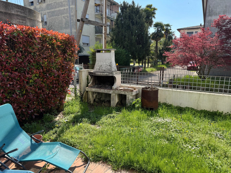 Porzione di trifamiliare di testa situata nel cuore di Limena, una località che offre un perfetto...