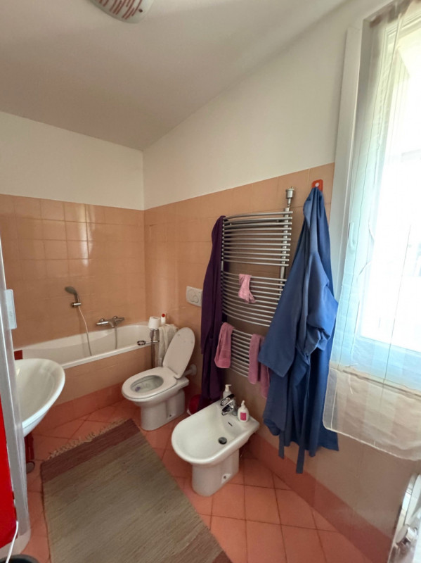 Porzione di trifamiliare di testa situata nel cuore di Limena, una località che offre un perfetto...