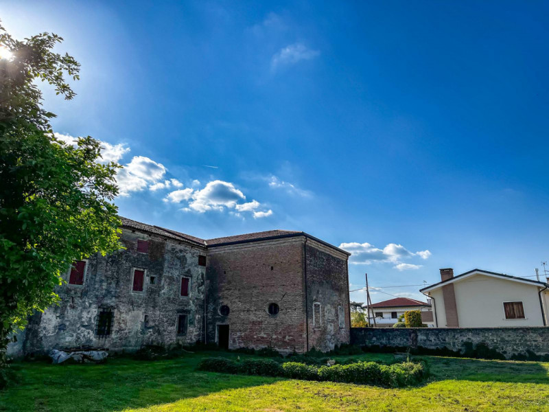 (Per INFO Vittorio 3517343301) Nel cuore della campagna veneta, a pochi passi dal centro di Soles...