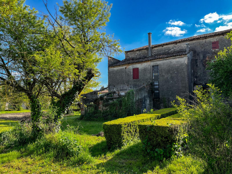 (Per INFO Vittorio 3517343301) Nel cuore della campagna veneta, a pochi passi dal centro di Soles...