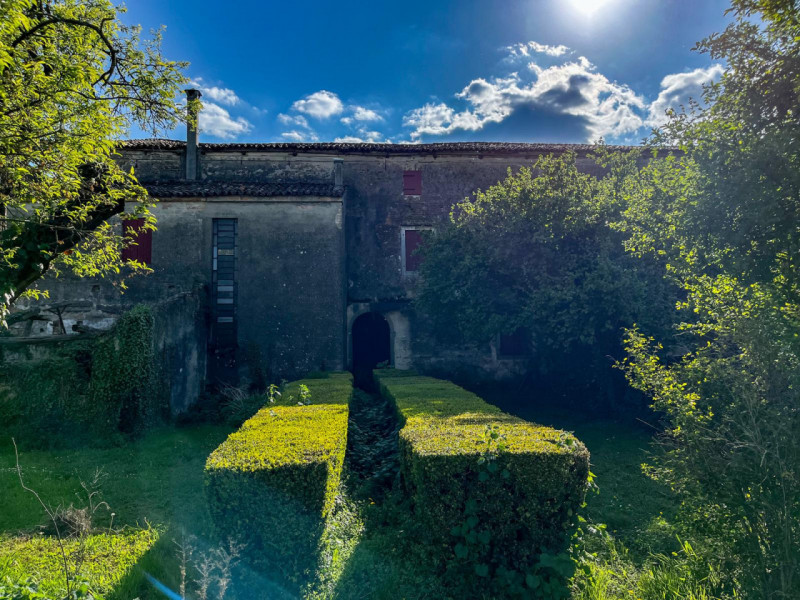 (Per INFO Vittorio 3517343301) Nel cuore della campagna veneta, a pochi passi dal centro di Soles...