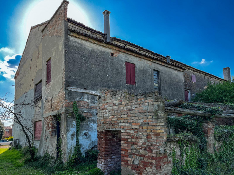 (Per INFO Vittorio 3517343301) Nel cuore della campagna veneta, a pochi passi dal centro di Soles...