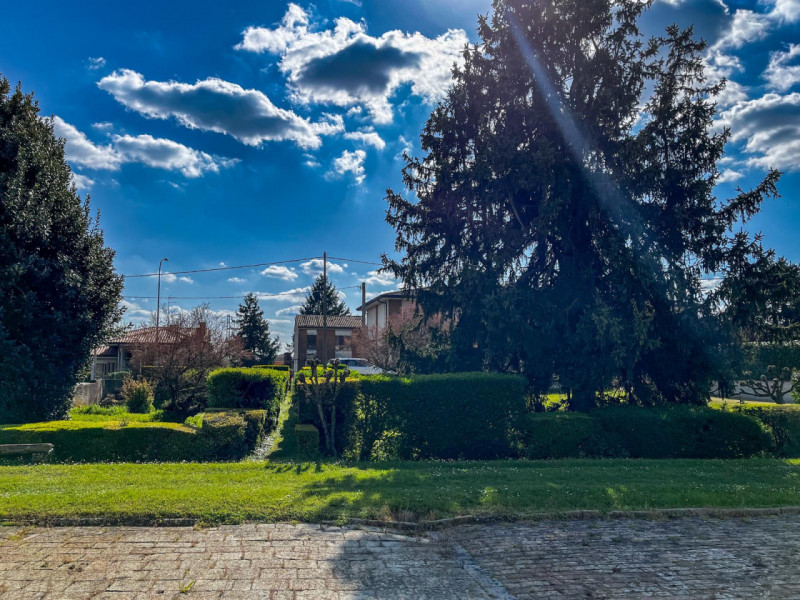 (Per INFO Vittorio 3517343301) Nel cuore della campagna veneta, a pochi passi dal centro di Soles...