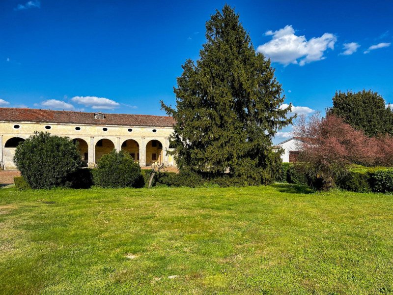 (Per INFO Vittorio 3517343301) Nel cuore della campagna veneta, a pochi passi dal centro di Soles...