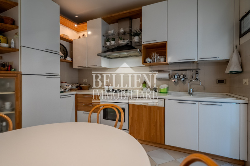 ZONA TEATRO NUOVO - Proponiamo in vendita un elegante appartamento tricamere sito al secondo pian...