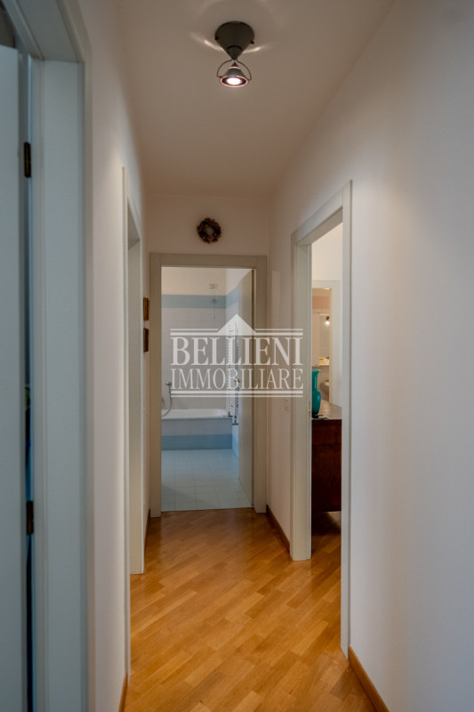 ZONA TEATRO NUOVO - Proponiamo in vendita un elegante appartamento tricamere sito al secondo pian...