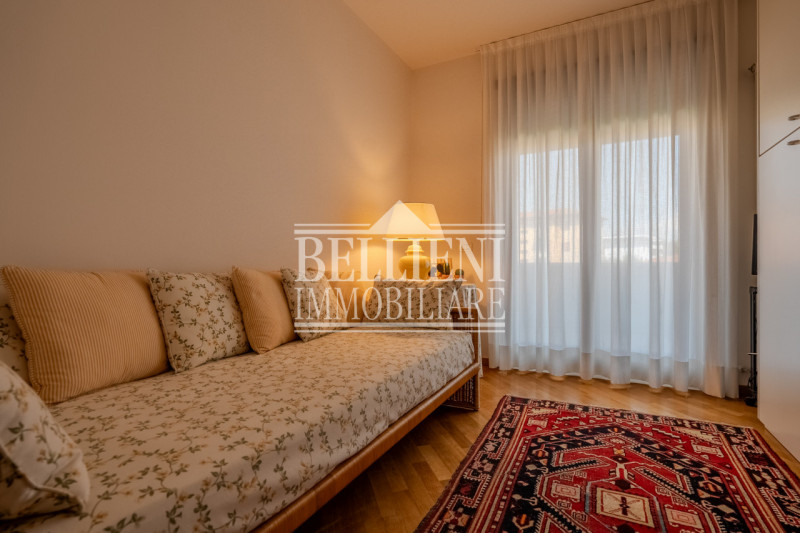 ZONA TEATRO NUOVO - Proponiamo in vendita un elegante appartamento tricamere sito al secondo pian...