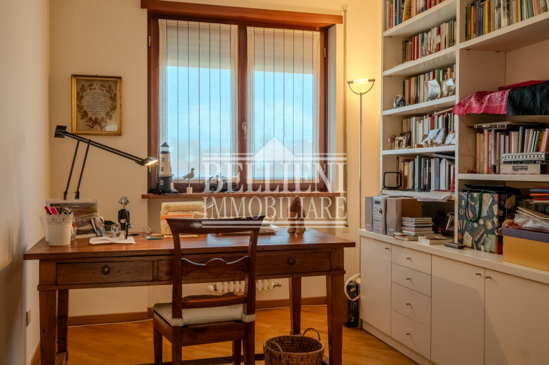 ZONA TEATRO NUOVO - Proponiamo in vendita un elegante appartamento tricamere sito al secondo pian...