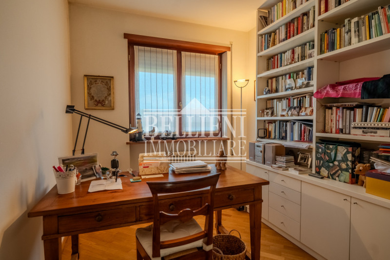 ZONA TEATRO NUOVO - Proponiamo in vendita un elegante appartamento tricamere sito al secondo pian...