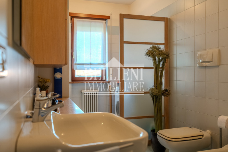 ZONA TEATRO NUOVO - Proponiamo in vendita un elegante appartamento tricamere sito al secondo pian...