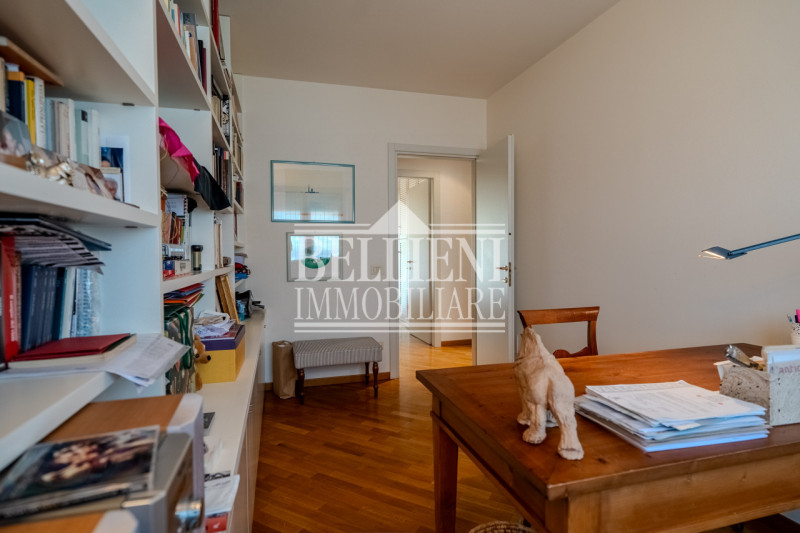 ZONA TEATRO NUOVO - Proponiamo in vendita un elegante appartamento tricamere sito al secondo pian...