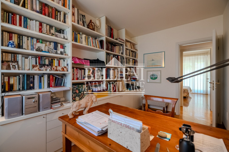 ZONA TEATRO NUOVO - Proponiamo in vendita un elegante appartamento tricamere sito al secondo pian...