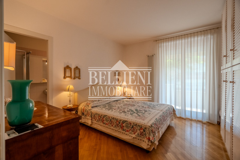 ZONA TEATRO NUOVO - Proponiamo in vendita un elegante appartamento tricamere sito al secondo pian...