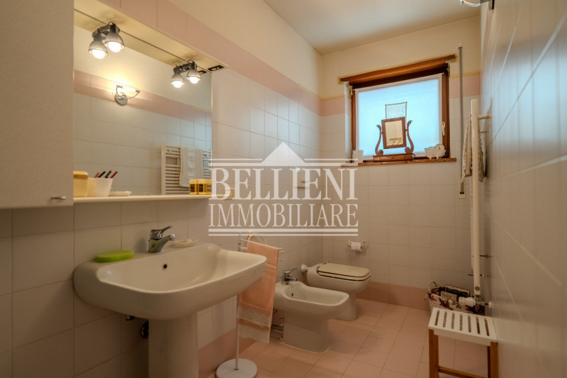 ZONA TEATRO NUOVO - Proponiamo in vendita un elegante appartamento tricamere sito al secondo pian...