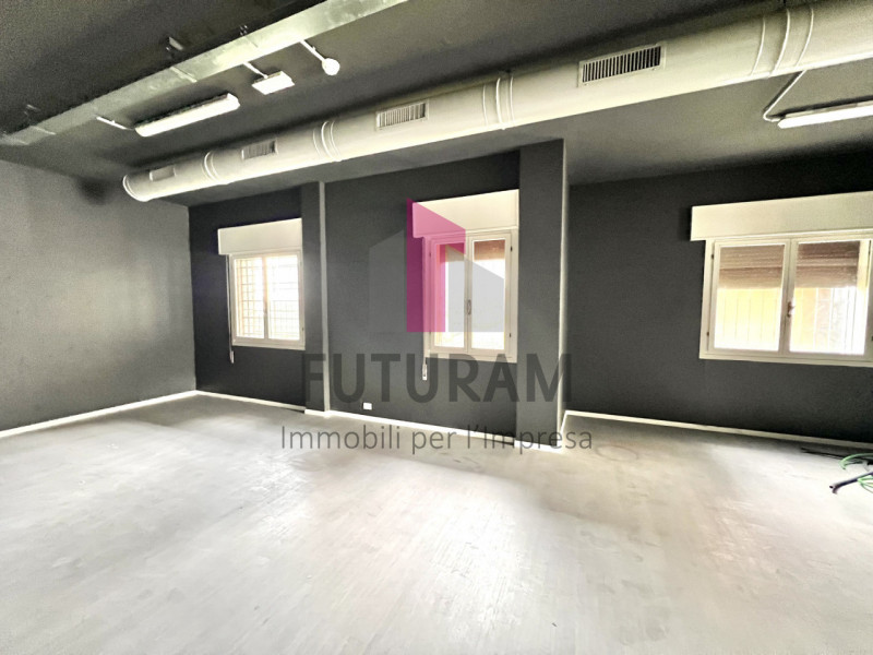 VICENZA - RIF. 581FUTURAM - PER INFO 0444/310220

Su strada di fortissimo passaggio si vende nego...