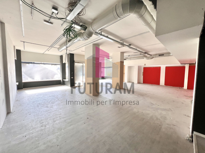 VICENZA - RIF. 581FUTURAM - PER INFO 0444/310220

Su strada di fortissimo passaggio si vende nego...