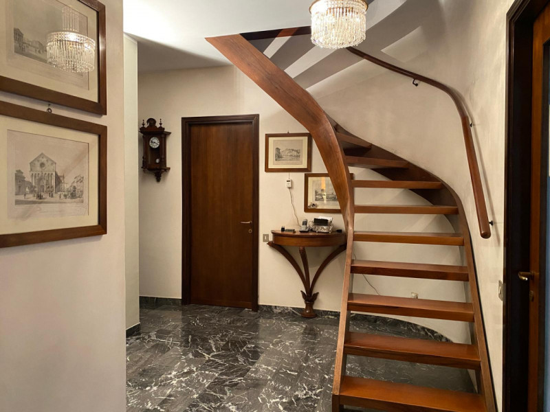 CONTRA' TORRETTI: GRANDE ATTICO DUPLEX CON TERRAZZA E SPLENDIDA VISTA. RIF. VT34F. EURO 420.000.
...