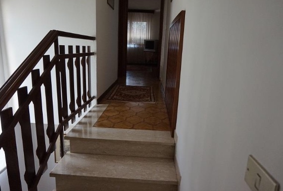 MONTEVIALE (VI) VIA DONESTRA 38 - Piena proprietà di villino su due livelli (piani terra e primo)...