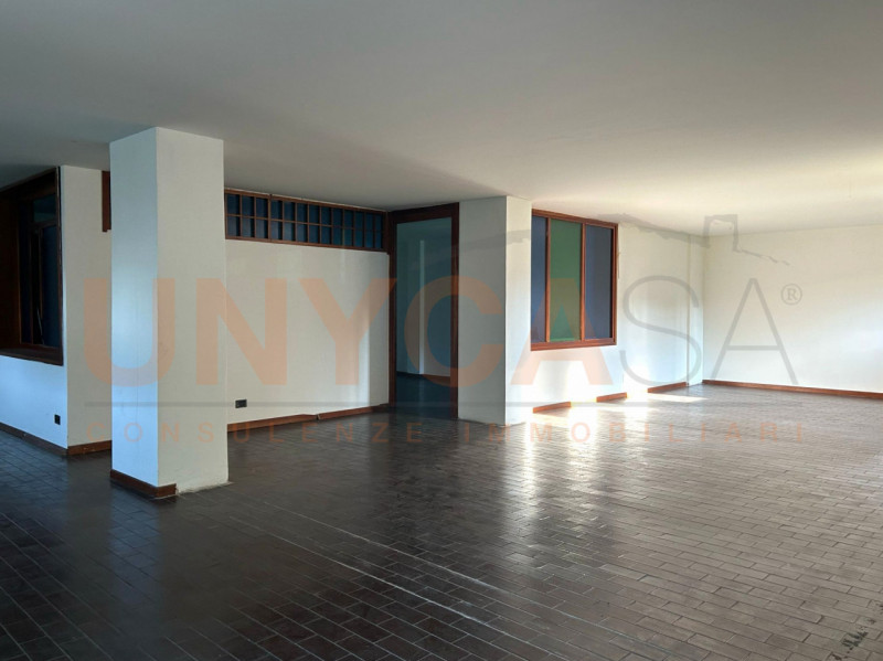 PADOVA - Sacra Famiglia: Proponiamo in affitto locale commerciale al piano terra, ideale per atti...