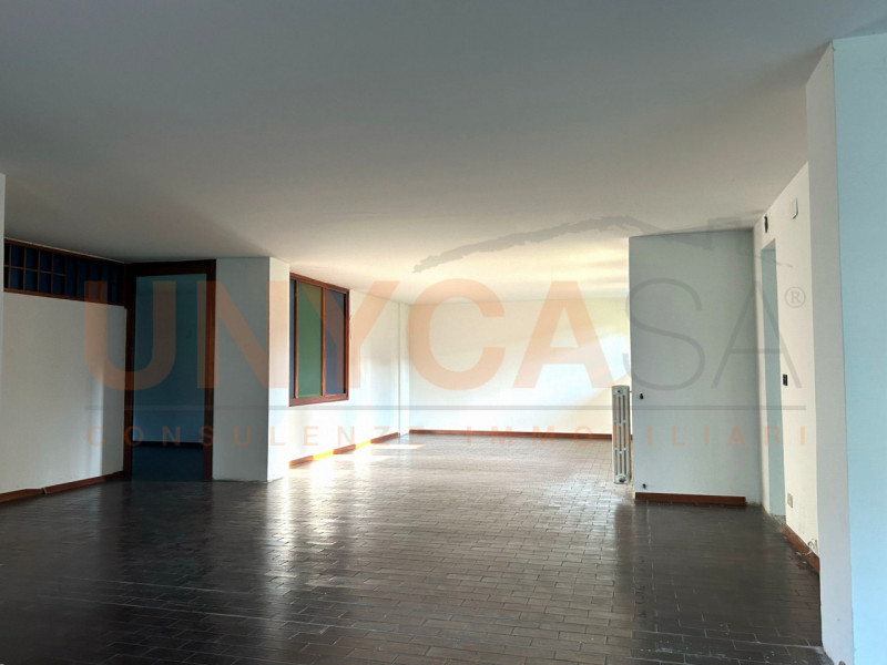 PADOVA - Sacra Famiglia: Proponiamo in affitto locale commerciale al piano terra, ideale per atti...