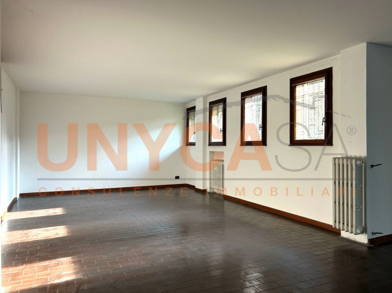 PADOVA - Sacra Famiglia: Proponiamo in affitto locale commerciale al piano terra, ideale per atti...