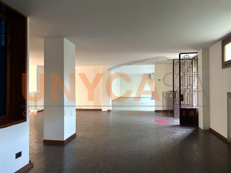 PADOVA - Sacra Famiglia: Proponiamo in affitto locale commerciale al piano terra, ideale per atti...