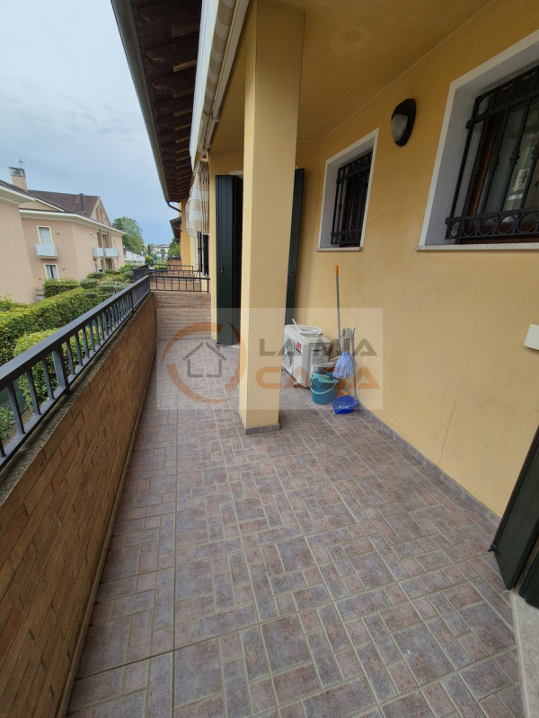 LEGNARO - A pochi passi dal centro paese e dall'Università proponiamo appartamento per 4 studenti...