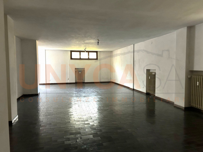 PADOVA, Sacra Famiglia: Disponibile da subito, proponiamo in affitto ampio magazzino situato in u...