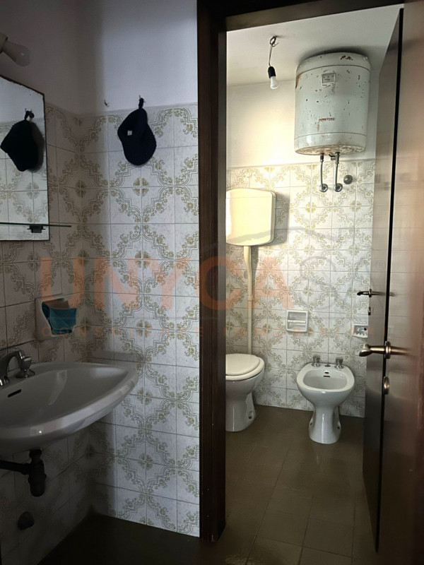 PADOVA, Sacra Famiglia: Disponibile da subito, proponiamo in affitto ampio magazzino situato in u...