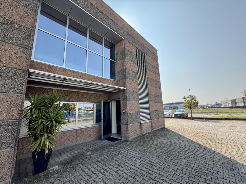 (Per INFO Roberto 3453195338) Sei alla ricerca di uno spazio professionale versatile e luminoso n...