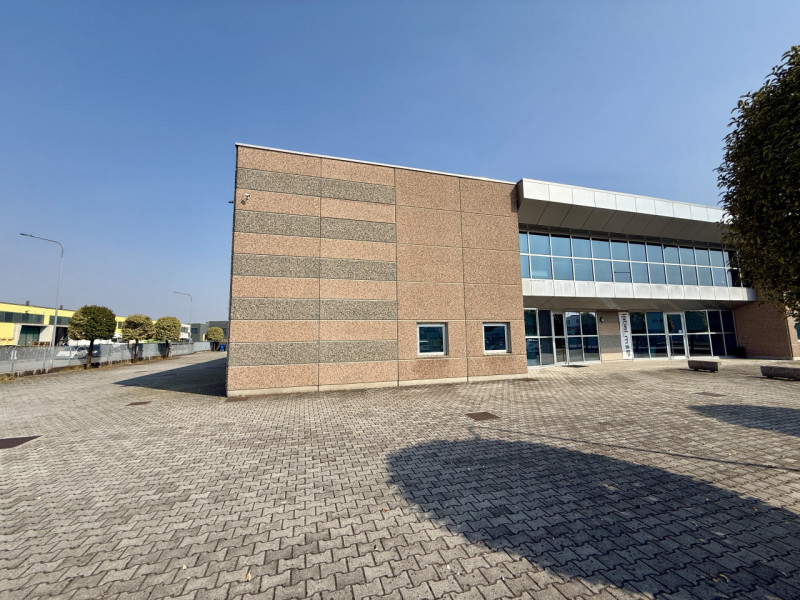 (Per INFO Roberto 3453195338) Sei alla ricerca di uno spazio professionale versatile e luminoso n...