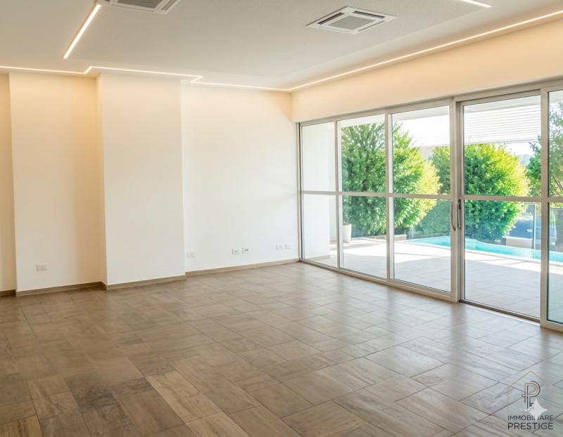 (Per INFO Roberto 3453195338) Sei alla ricerca di uno spazio professionale versatile e luminoso n...