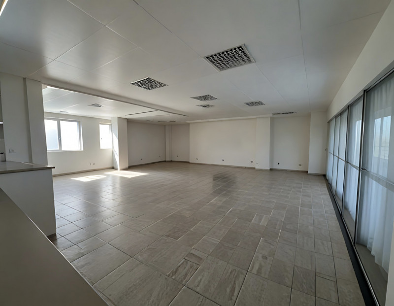 (Per INFO Roberto 3453195338) Sei alla ricerca di uno spazio professionale versatile e luminoso n...