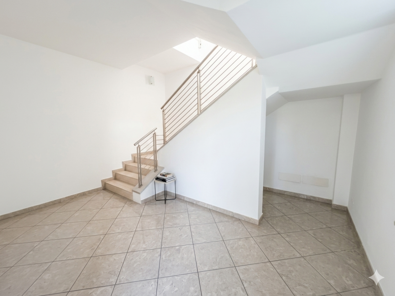 (Per INFO Roberto 3453195338) Sei alla ricerca di uno spazio professionale versatile e luminoso n...