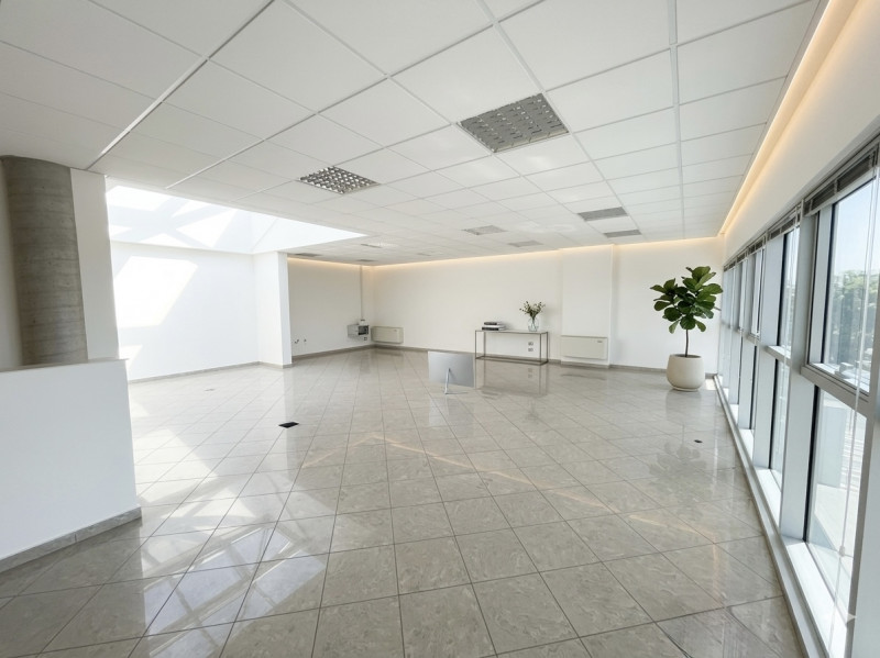 (Per INFO Roberto 3453195338) Sei alla ricerca di uno spazio professionale versatile e luminoso n...