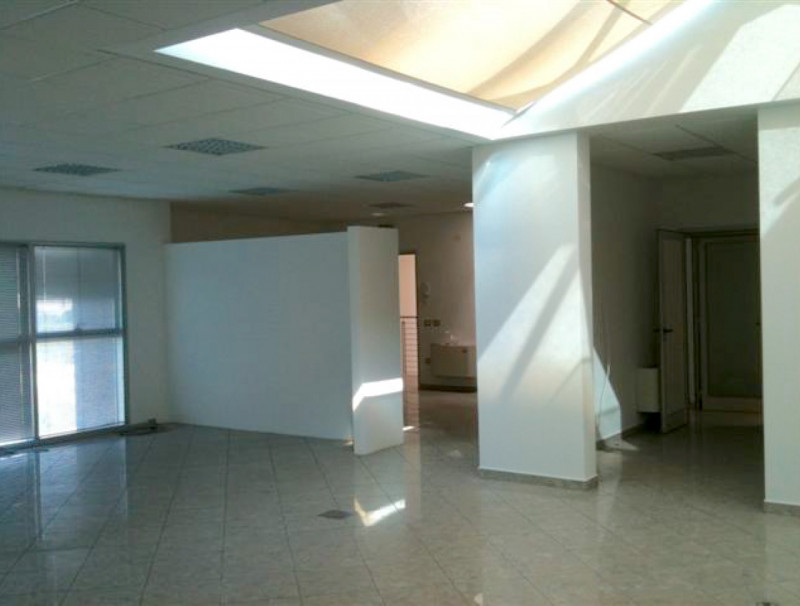 (Per INFO Roberto 3453195338) Sei alla ricerca di uno spazio professionale versatile e luminoso n...