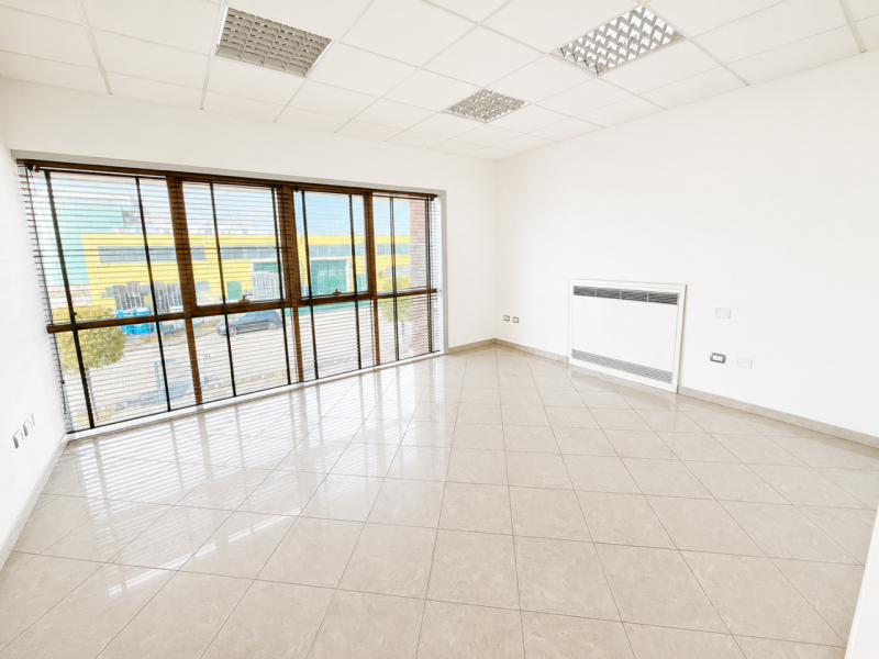 (Per INFO Roberto 3453195338) Sei alla ricerca di uno spazio professionale versatile e luminoso n...